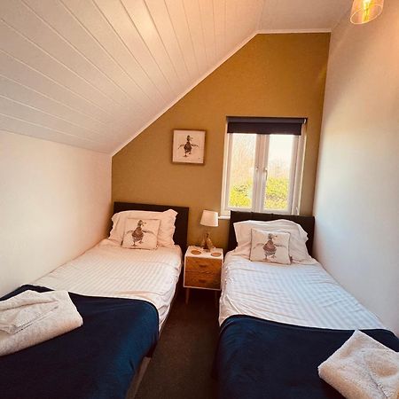 Cotswolds Lakeside Lodge - Nesbitt'S Nest South Cerney Exterior foto